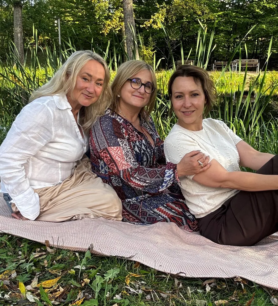 Założycielki Fundacji — Aleksandra Baron, Grażyna Wysocka i Iga Rosa — na kocu nad parkowym stawem
