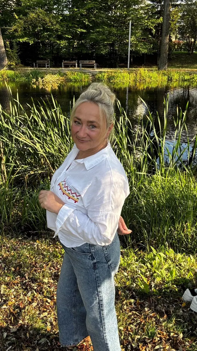 Aleksandra Baron nad stawem w parku
