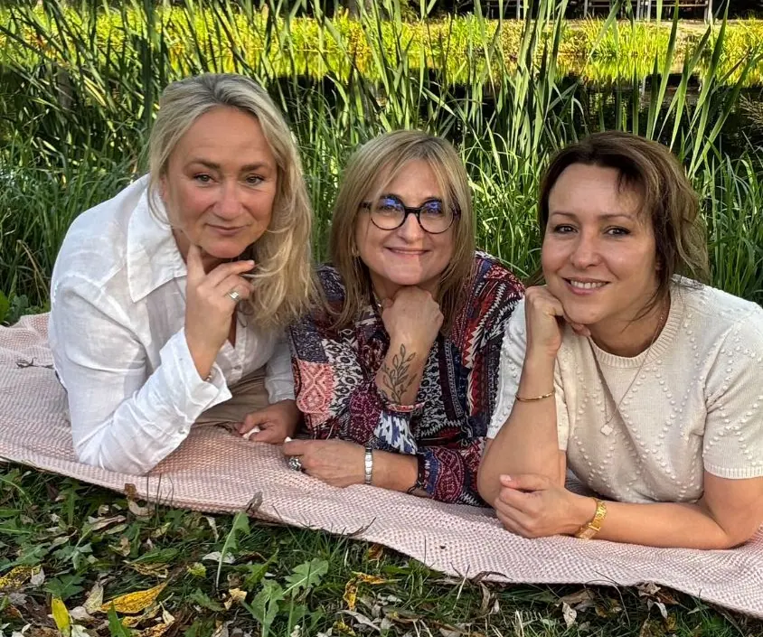 Założycielki Fundacji — Aleksandra Baron, Grażyna Wysocka i Iga Rosa — na kocu w parku